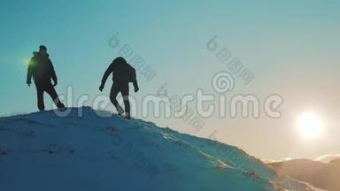 团队合作商务旅行理念.. 两个徒步旅行者游客<strong>滑倒</strong>，登山者爬到山顶。 克服困难